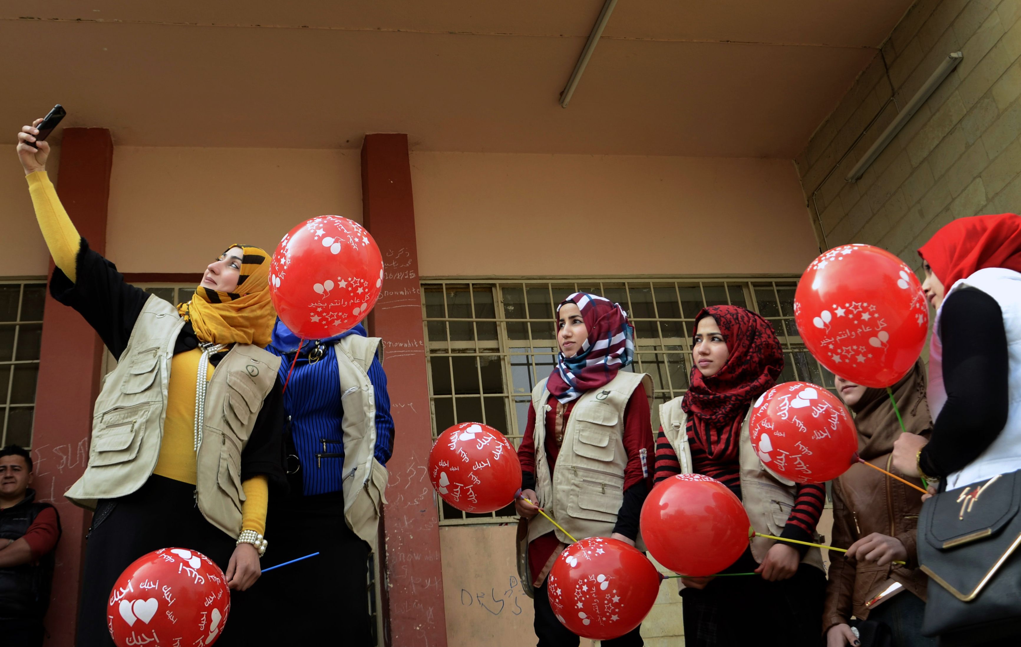 بالصور.. طلاب الموصل يحتفلون بـ"الفلانتين" على طريقتهم الخاصة